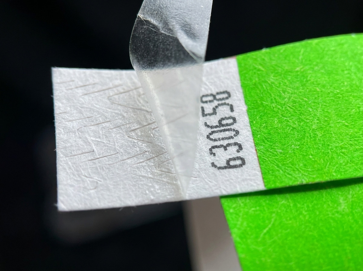 Close-up van de anti-transfersluiting van een identificatiepolsbandje, met het onomkeerbare clipmechanisme zichtbaar